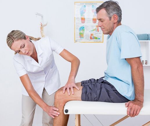 Лекарот спроведува визуелен преглед и палпација на пациентот со болка во коленото